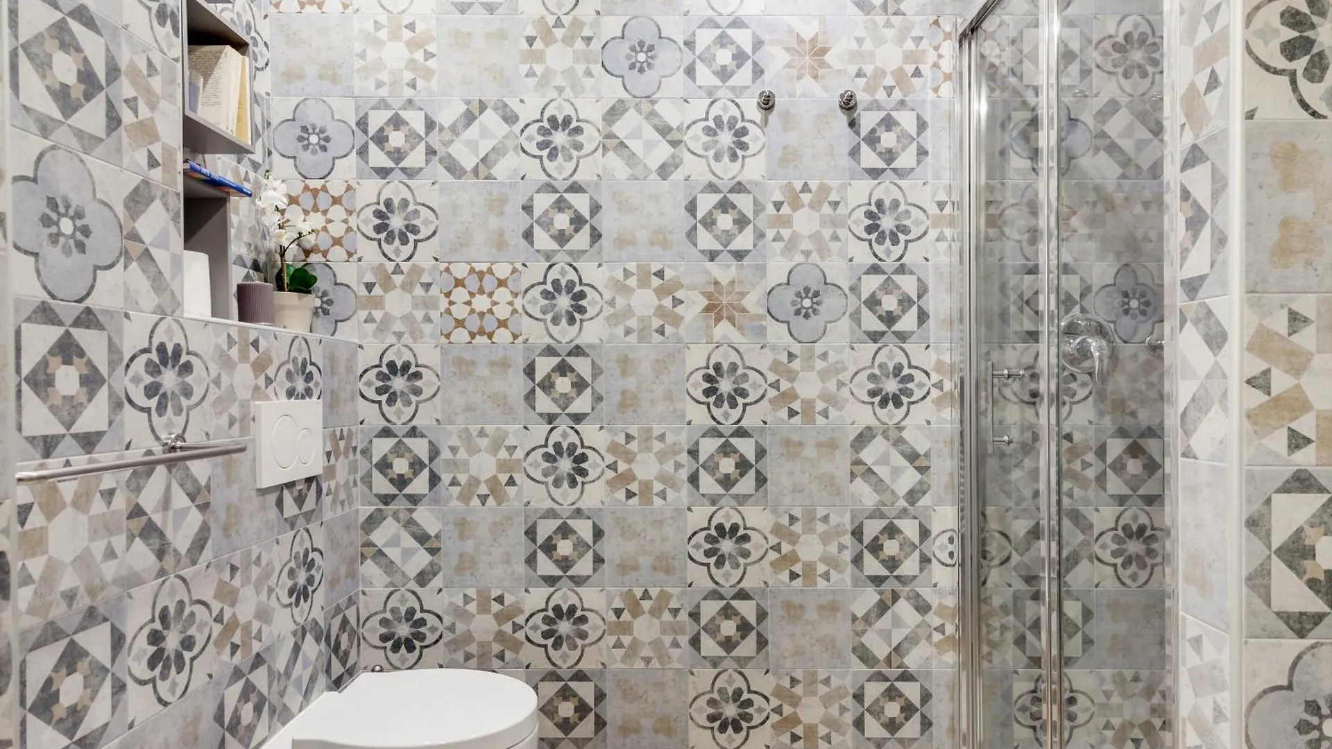 Apartment Open The Classic Wooden Shutters At A Cozy City Nest Florence
