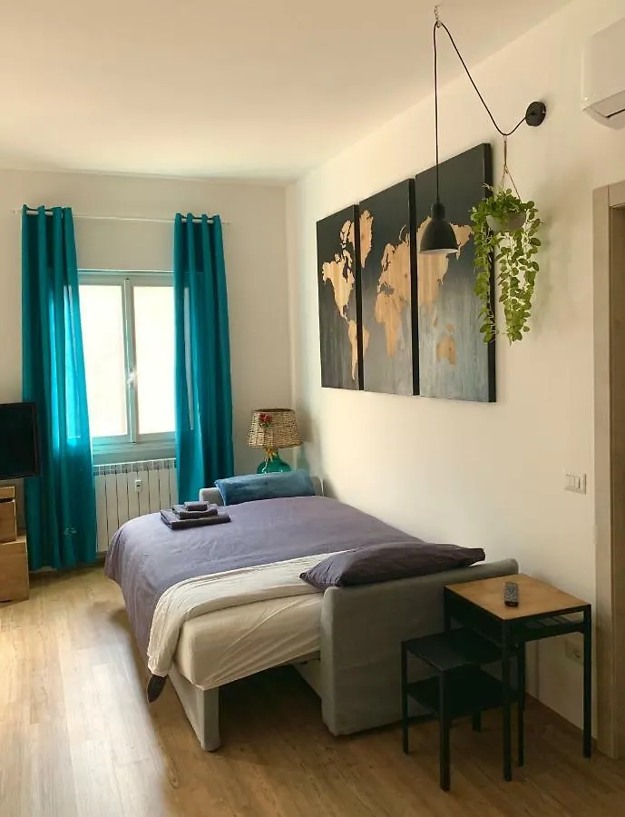 Open The Classic Wooden Shutters At A Cozy City Nest Florence 0*,