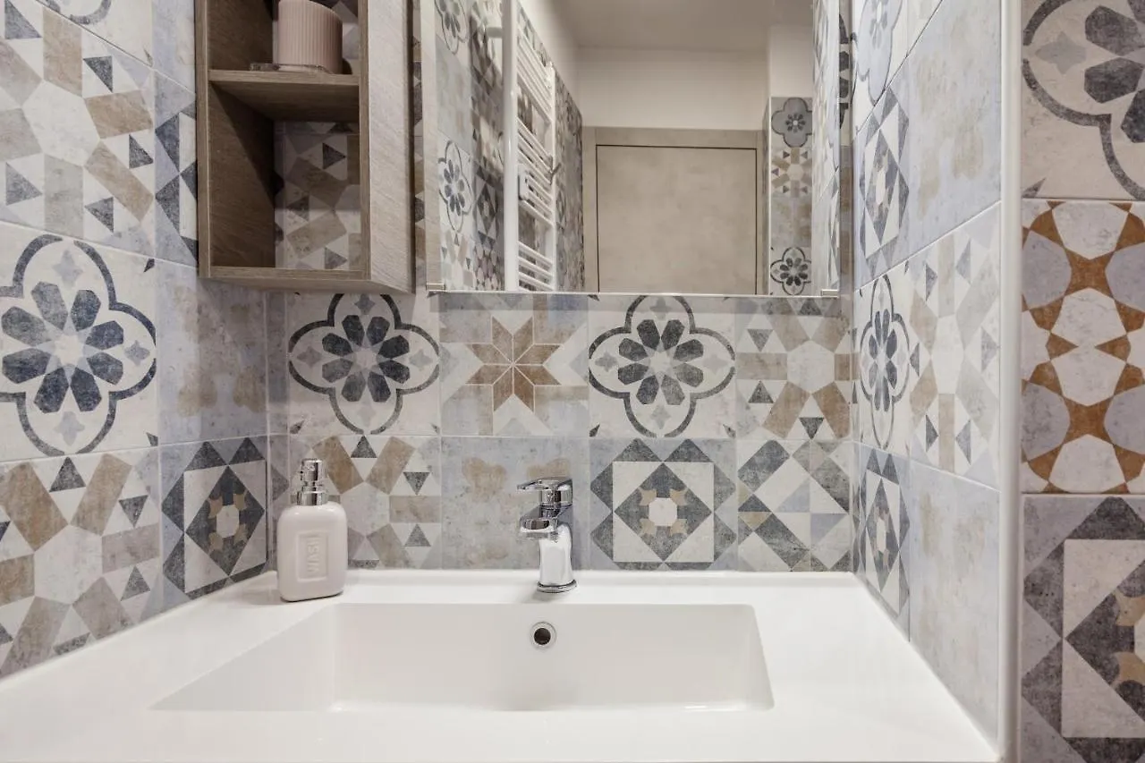 Appartement Open The Classic Wooden Shutters At A Cozy City Nest Florence