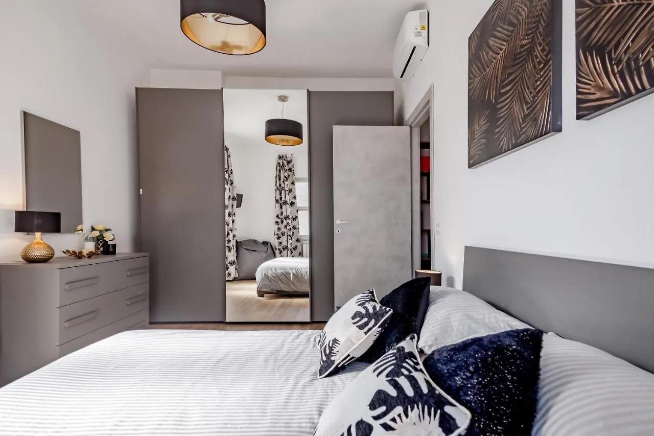 Appartement Open The Classic Wooden Shutters At A Cozy City Nest Florence Italie