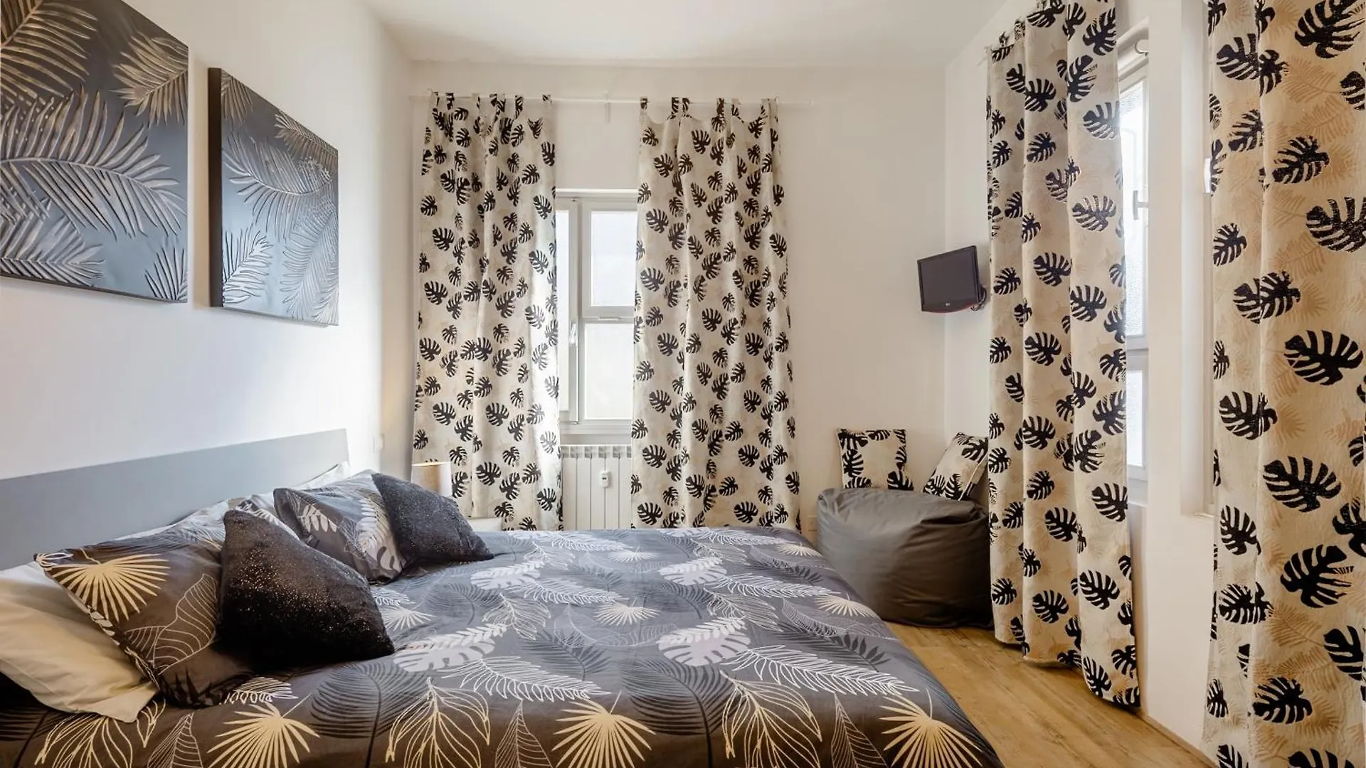 Open The Classic Wooden Shutters At A Cozy City Nest Florence 0*,
