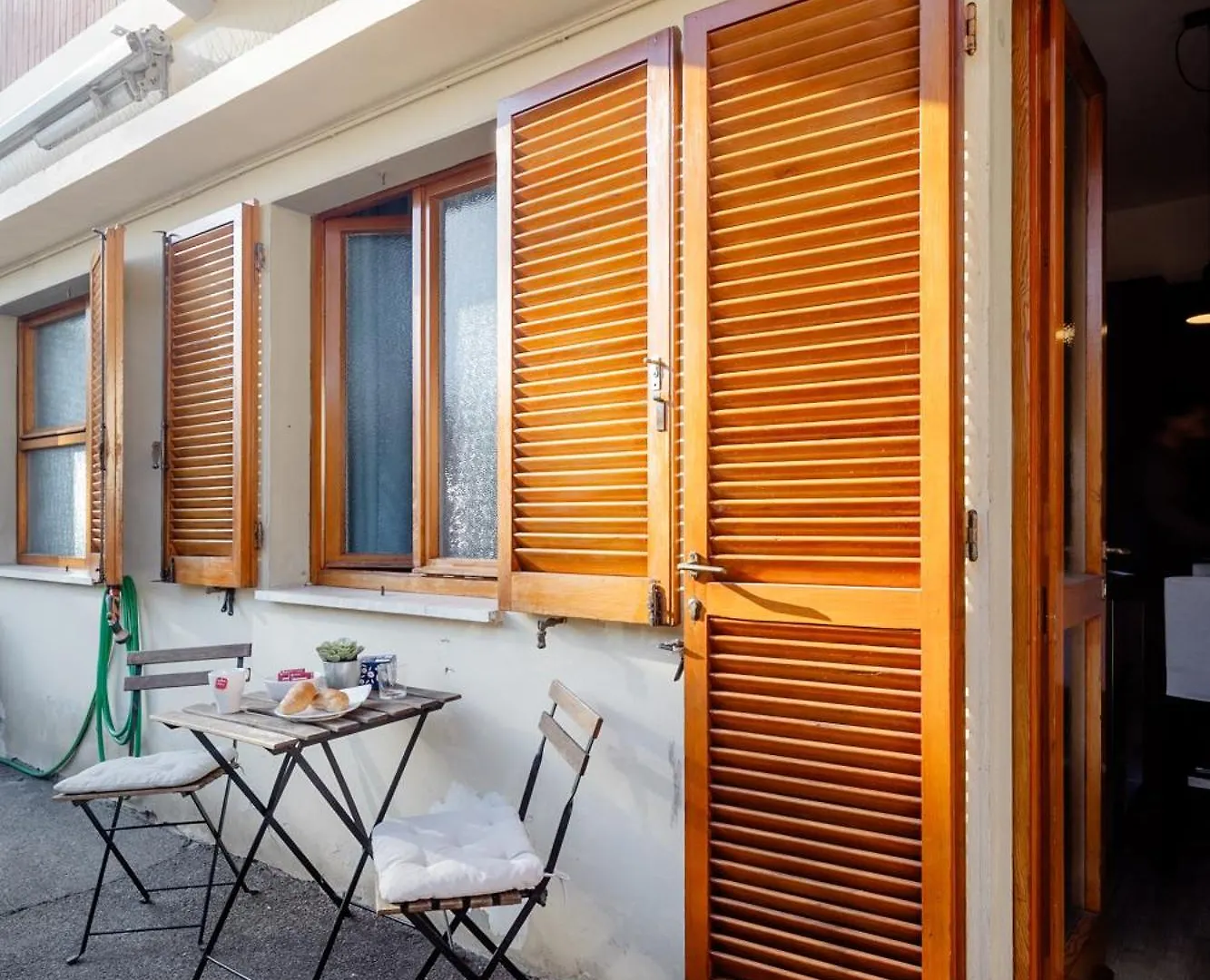 Appartement Open The Classic Wooden Shutters At A Cozy City Nest Florence Italie