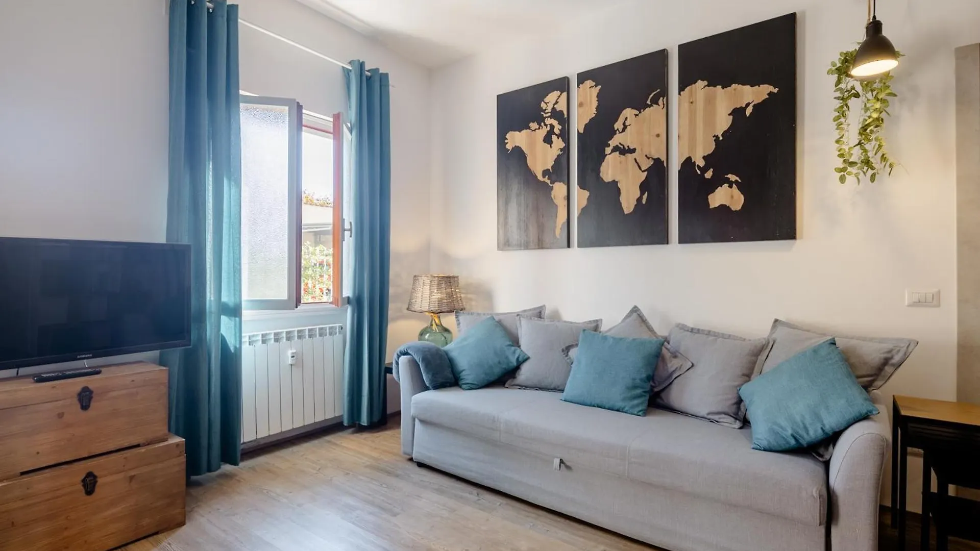 Appartement Open The Classic Wooden Shutters At A Cozy City Nest Florence
