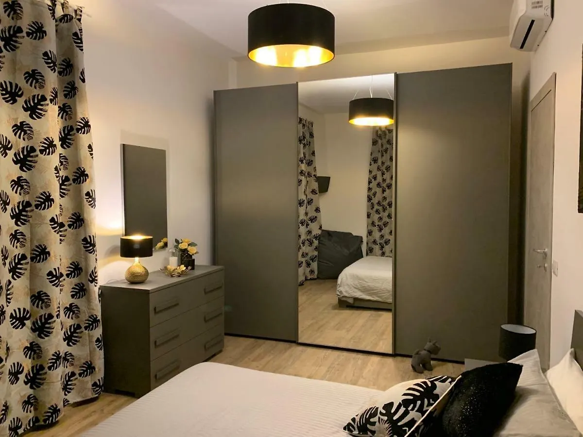 Open The Classic Wooden Shutters At A Cozy City Nest Florence 0*,  Italie