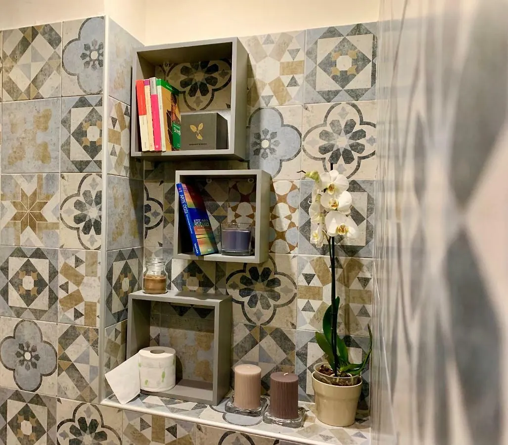 Open The Classic Wooden Shutters At A Cozy City Nest Florence Italie