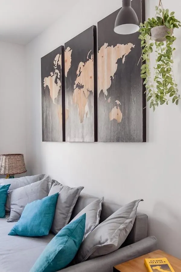 Open The Classic Wooden Shutters At A Cozy City Nest Florencia Apartamento