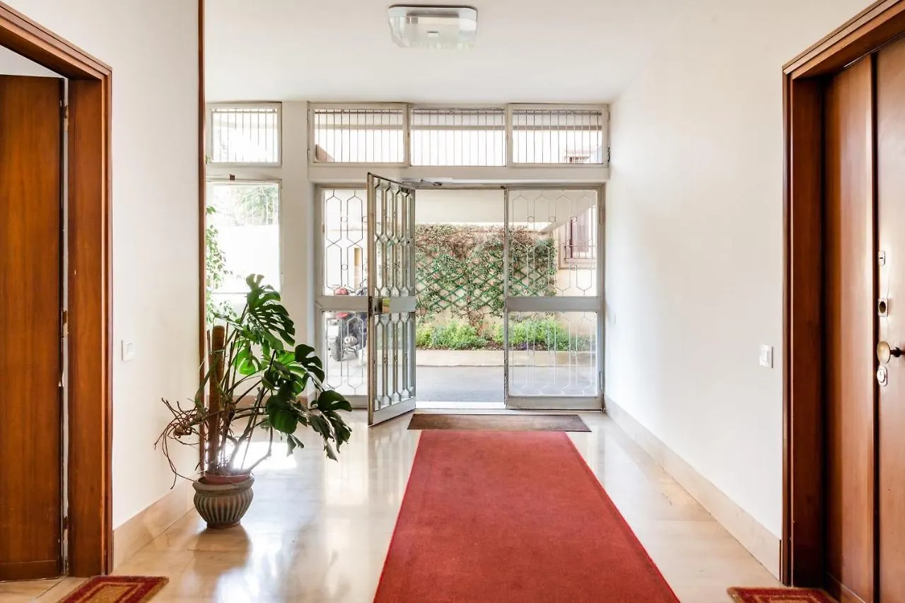Open The Classic Wooden Shutters At A Cozy City Nest Florencia Apartamento