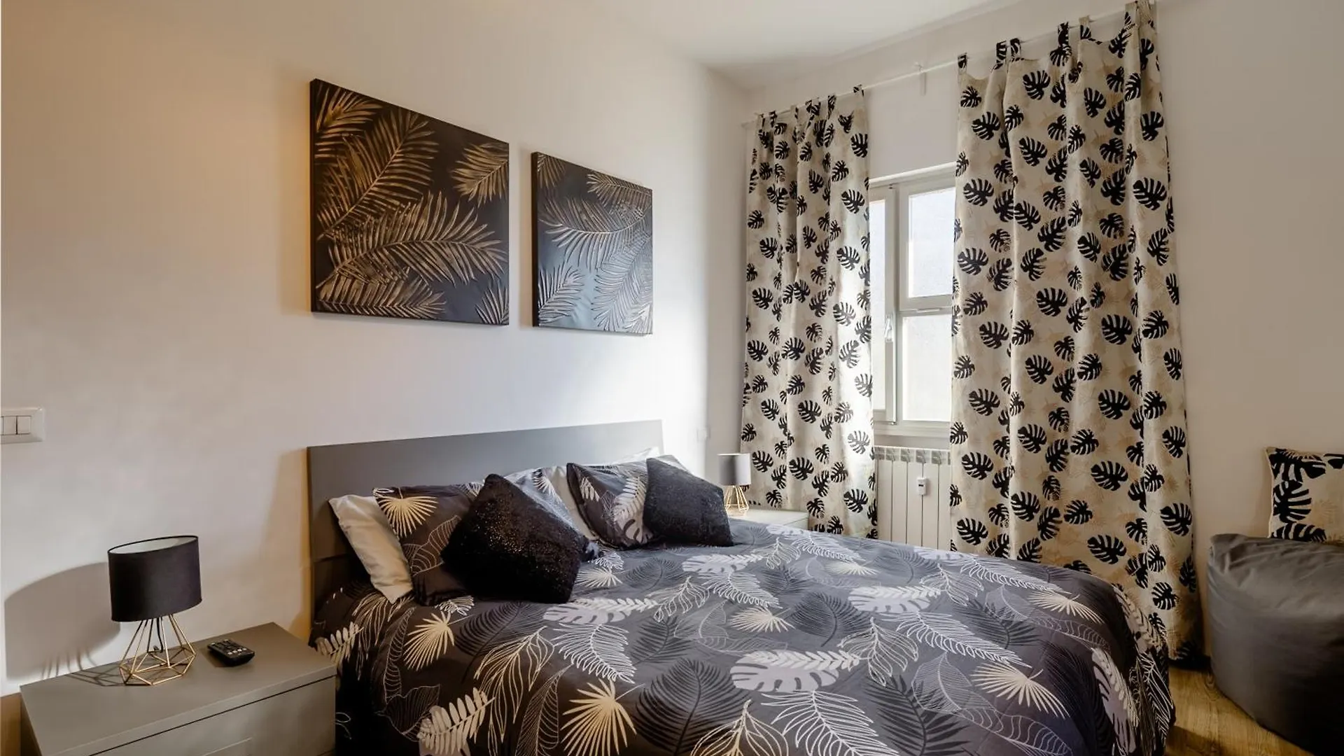 Open The Classic Wooden Shutters At A Cozy City Nest Florencia 0*,