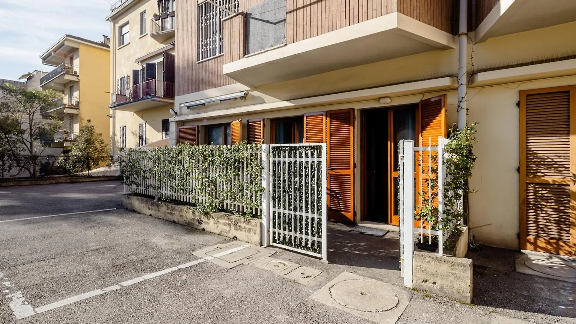 Open The Classic Wooden Shutters At A Cozy City Nest Florencia 0*,  Italia