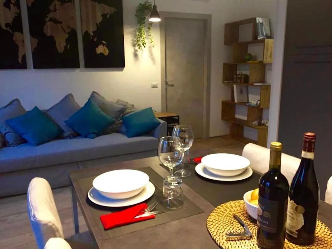 Open The Classic Wooden Shutters At A Cozy City Nest Florencia 0*,  Italia