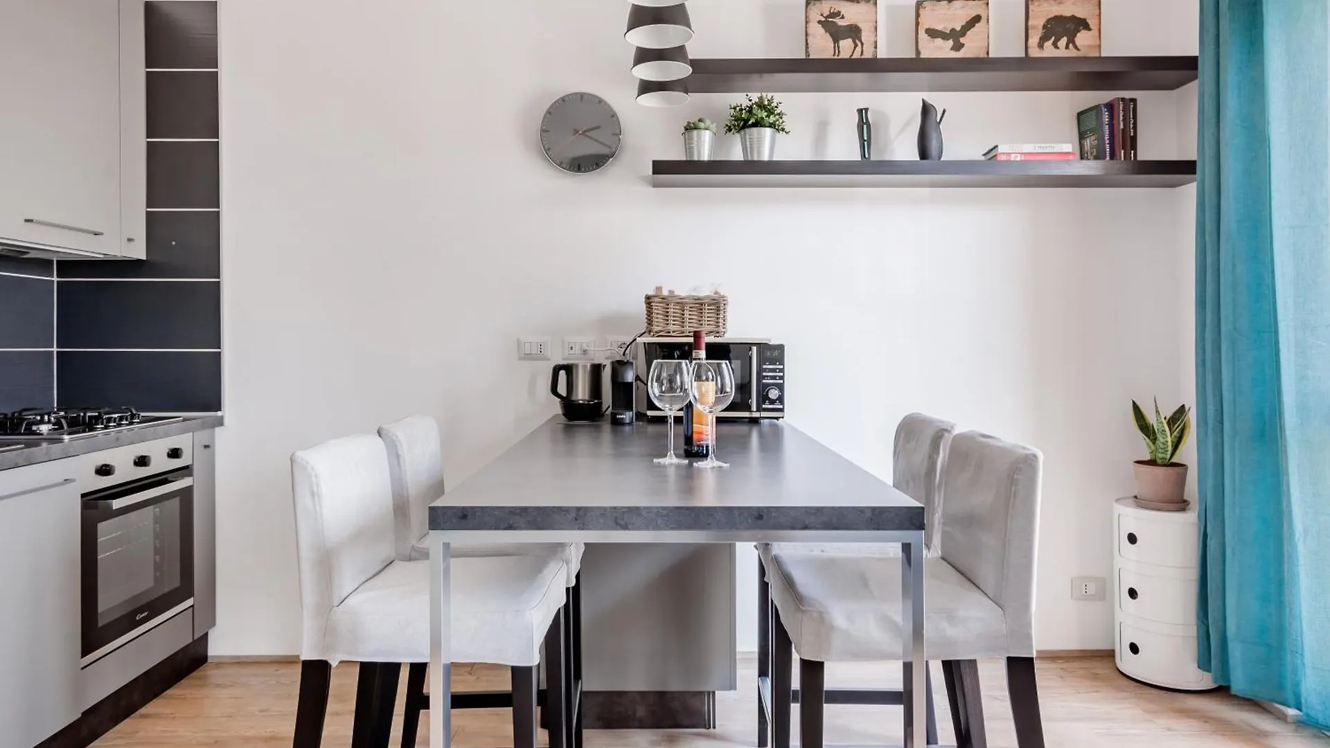 Open The Classic Wooden Shutters At A Cozy City Nest Florencia Apartamento