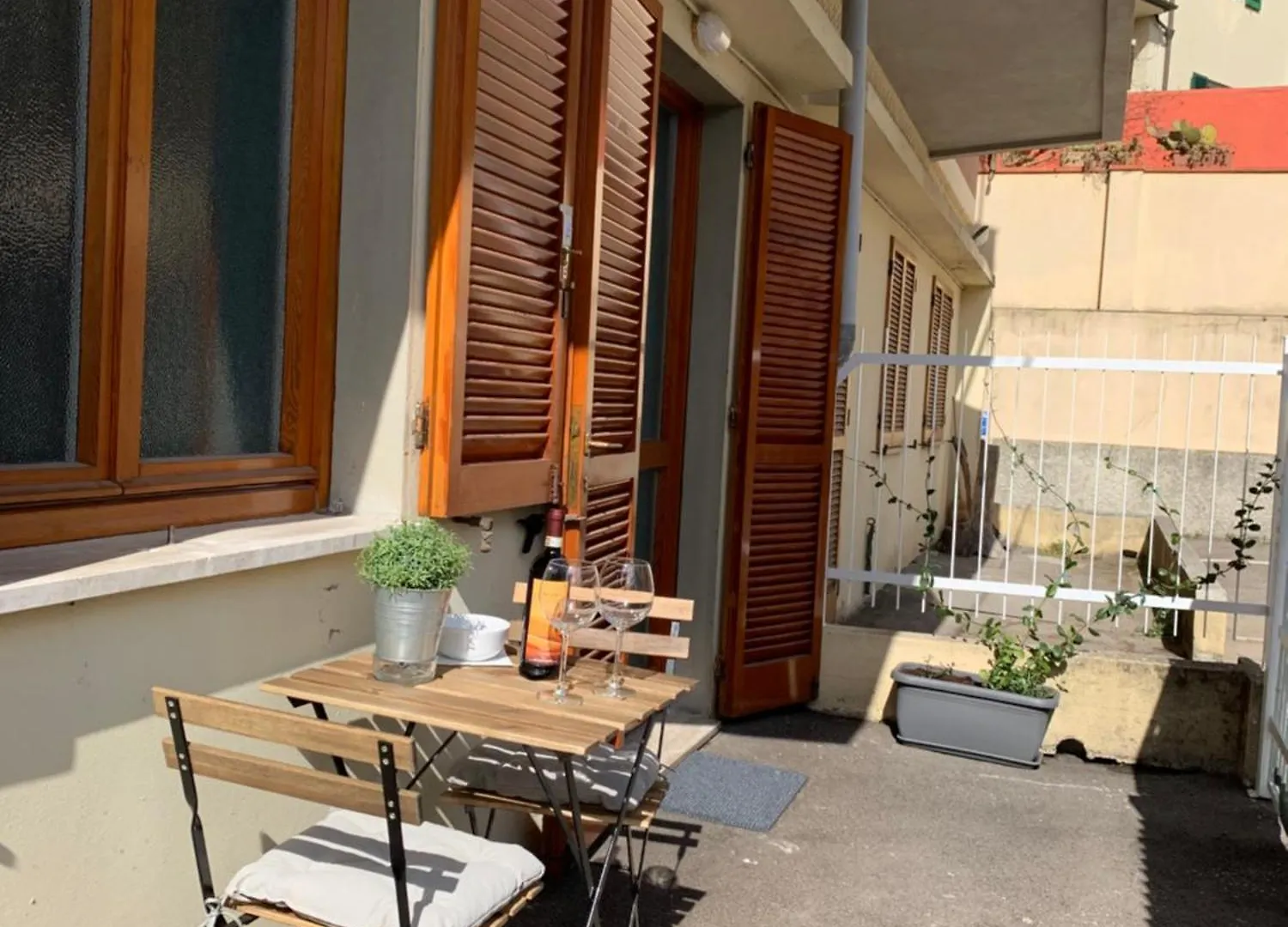 Open The Classic Wooden Shutters At A Cozy City Nest Florencia Apartamento