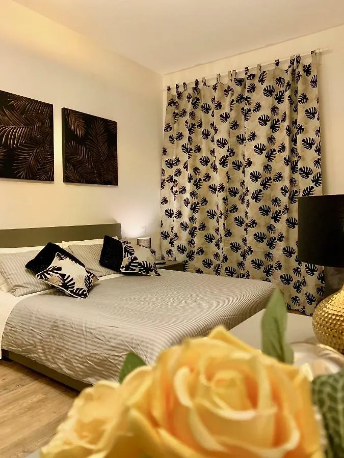 Open The Classic Wooden Shutters At A Cozy City Nest Florencia Apartamento